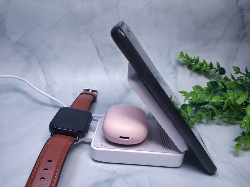 15W磁吸快充，小巧轻便易携带：安克Anker三合一无线充