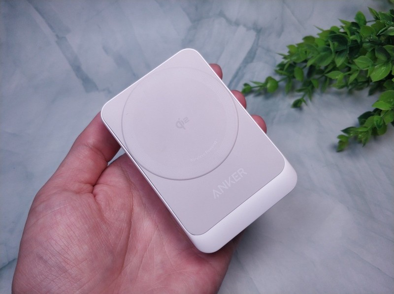 15W磁吸快充，小巧轻便易携带：安克Anker三合一无线充