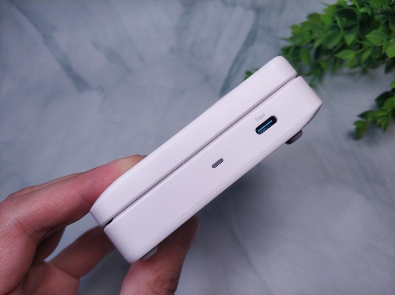 15W磁吸快充，小巧轻便易携带：安克Anker三合一无线充