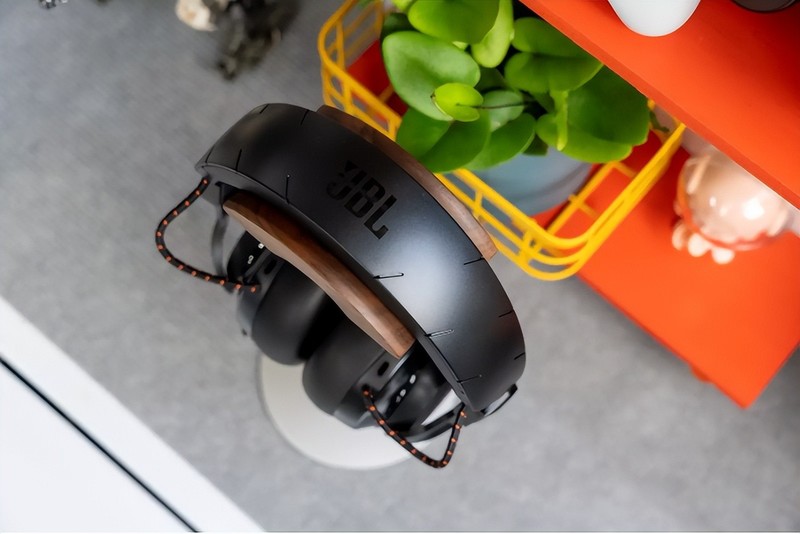 JBL千元无线电竞耳机上手体验，1680万色RGB灯效低调不张扬