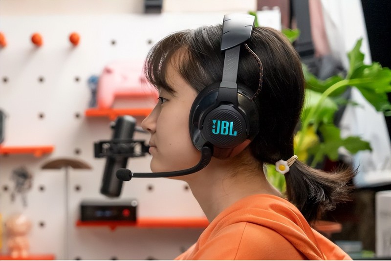 JBL千元无线电竞耳机上手体验，1680万色RGB灯效低调不张扬