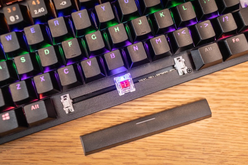 不足2百元入手，87键+无线+RGB+机械轴，雷柏V500Pro好用么