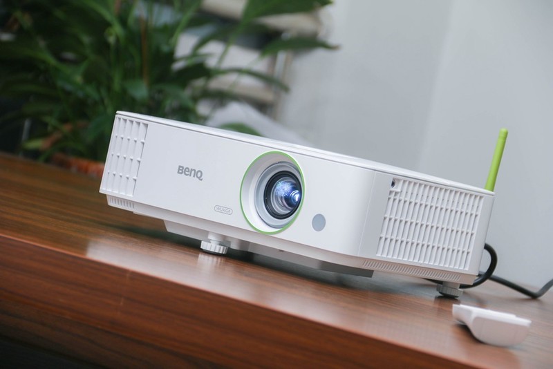 4000流明、四机同屏、双频双路Wifi，明基E592商务投影顶流之作？