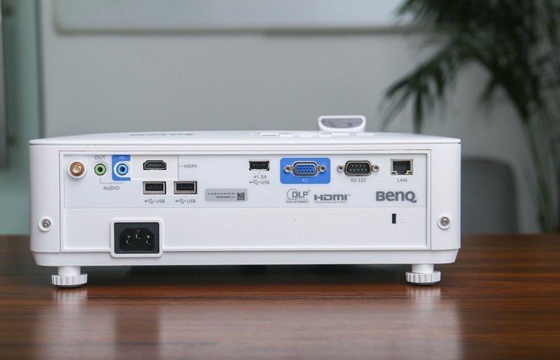 4000流明、四机同屏、双频双路Wifi，明基E592商务投影顶流之作？