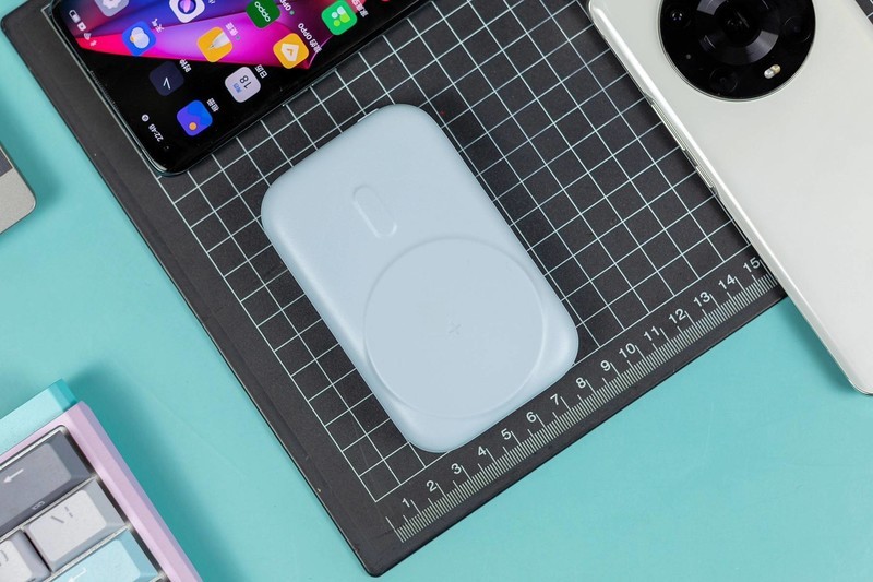 素乐磁吸式无线充电宝体验：小巧便携高颜值，出差旅行无负担