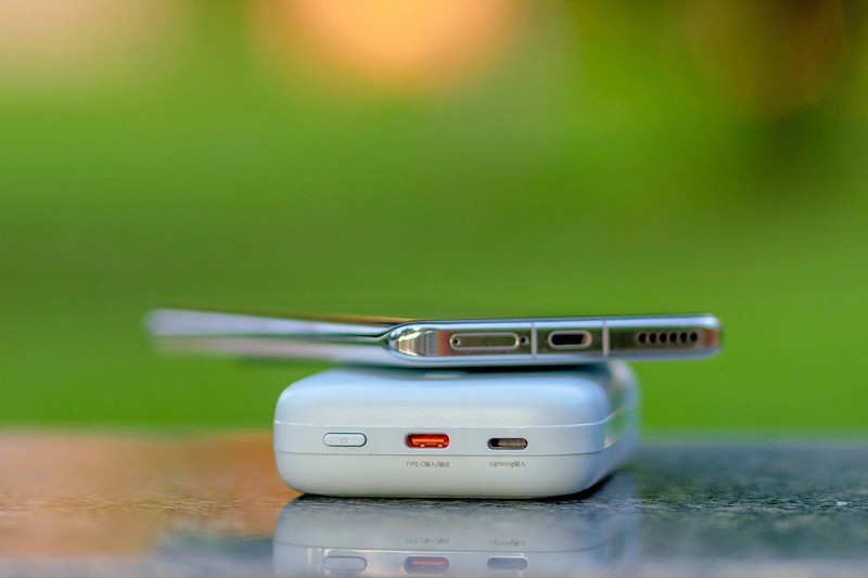 素乐磁吸式无线充电宝体验：小巧便携高颜值，出差旅行无负担