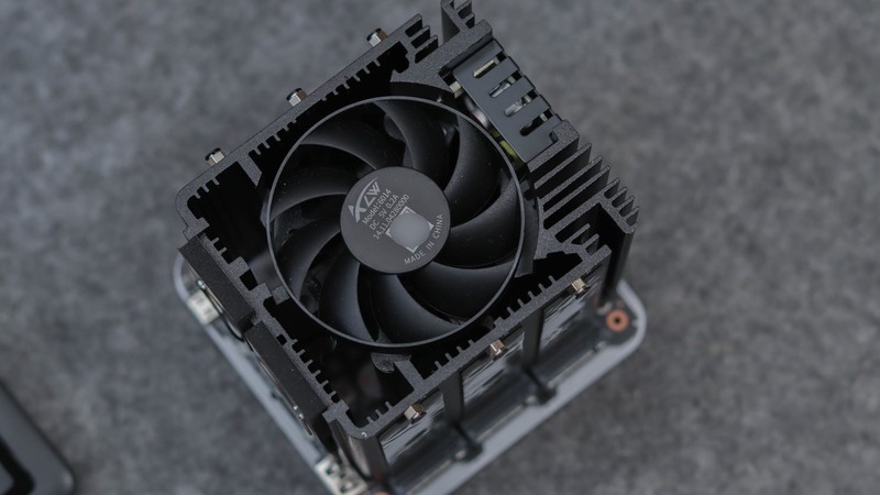 出手就开大！零刻发布首款全闪6盘位NAS迷你主机，零刻ME mini体验