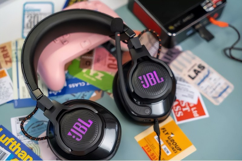 JBL千元无线电竞耳机上手体验，1680万色RGB灯效低调不张扬