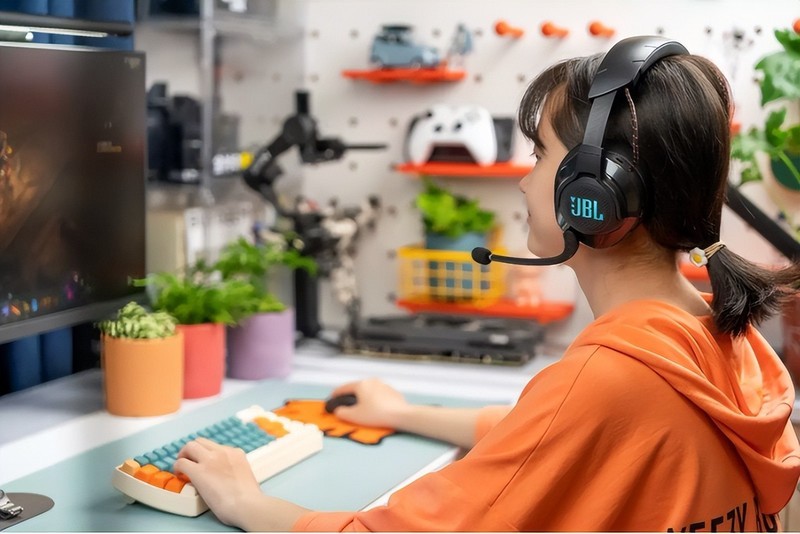 JBL千元无线电竞耳机上手体验，1680万色RGB灯效低调不张扬