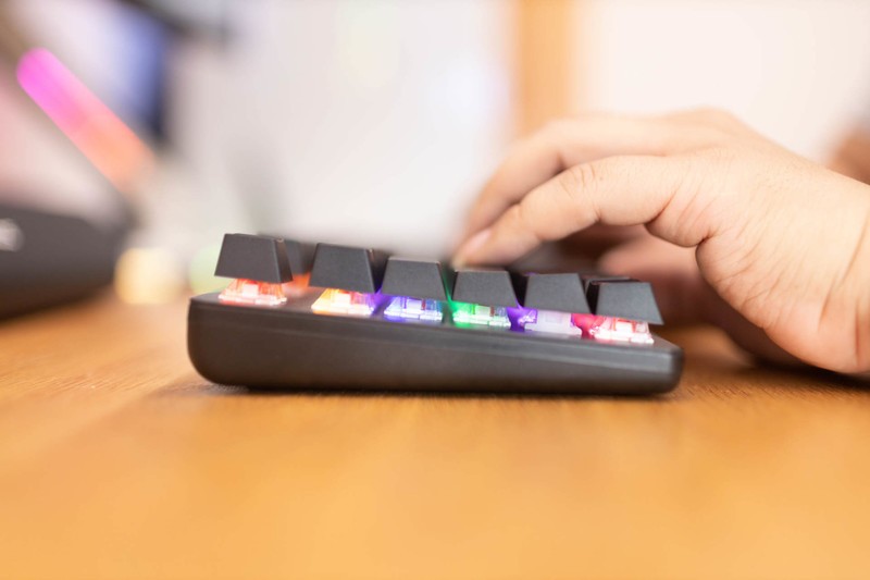 不足2百元入手，87键+无线+RGB+机械轴，雷柏V500Pro好用么