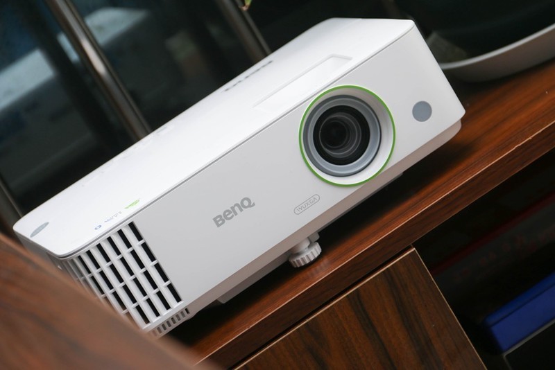 4000流明、四机同屏、双频双路Wifi，明基E592商务投影顶流之作？