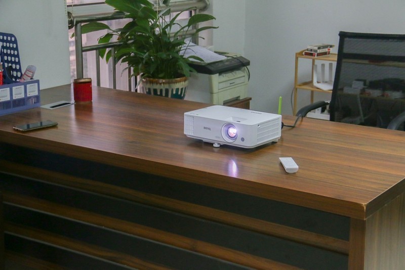 4000流明、四机同屏、双频双路Wifi，明基E592商务投影顶流之作？