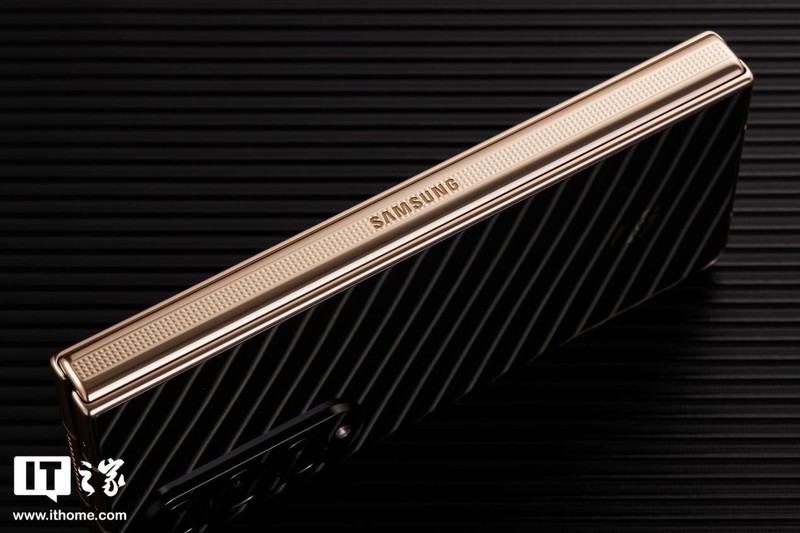 星空体育平台心系天下 W23 折叠屏手机体验：能长存 15 代是有原因的