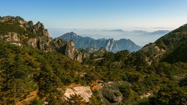 青春没有售价，黄山就在脚下。