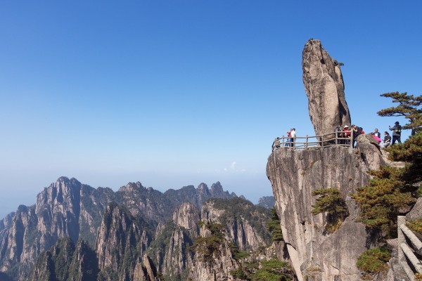 青春没有售价，黄山就在脚下。