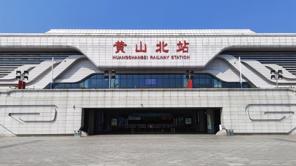 青春没有售价，黄山就在脚下。