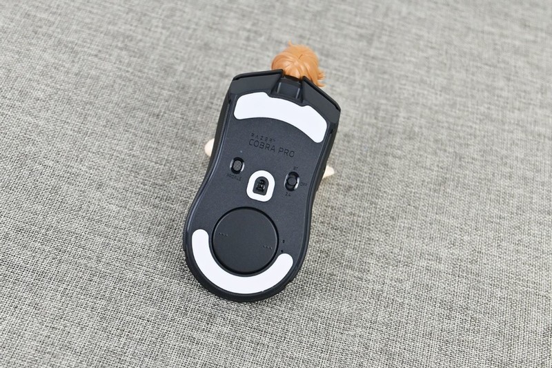 雷蛇眼镜蛇专业版无线游戏鼠标开箱试玩：中小手型杰作