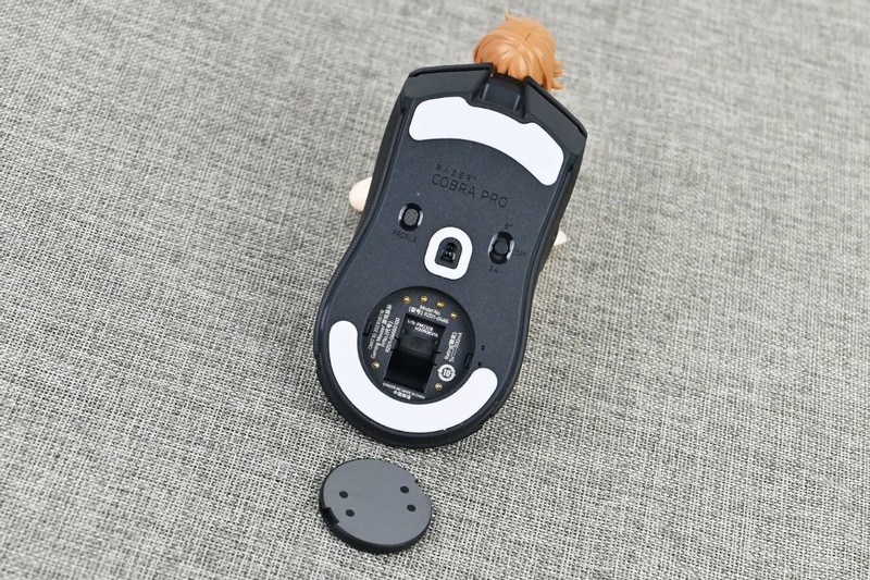 雷蛇眼镜蛇专业版无线游戏鼠标开箱试玩：中小手型杰作