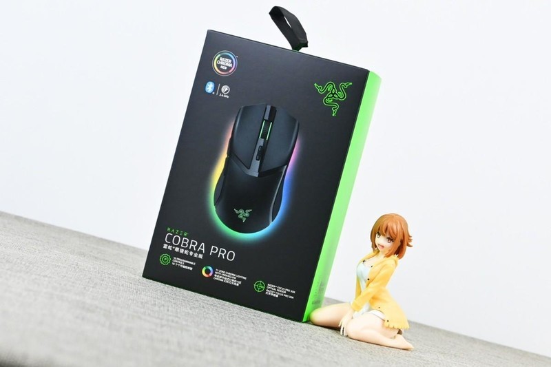 雷蛇眼镜蛇专业版无线游戏鼠标开箱试玩：中小手型杰作