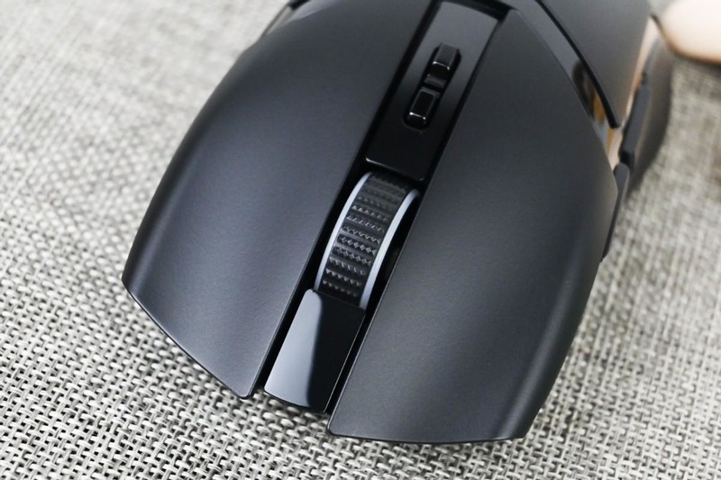 雷蛇眼镜蛇专业版无线游戏鼠标开箱试玩：中小手型杰作