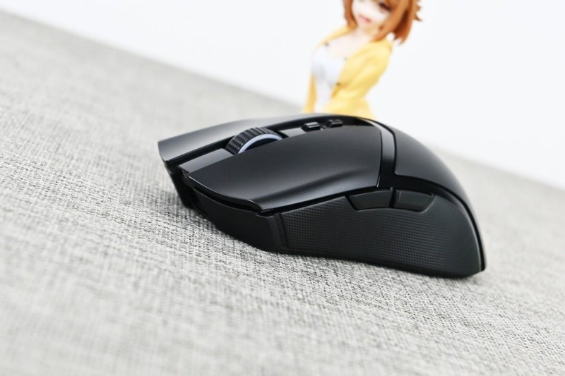 雷蛇眼镜蛇专业版无线游戏鼠标开箱试玩：中小手型杰作