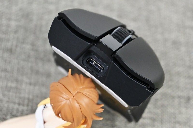 雷蛇眼镜蛇专业版无线游戏鼠标开箱试玩：中小手型杰作