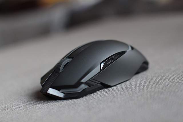 旗舰硬件、完美表现：贱驴RS3侍从三模鼠标体验