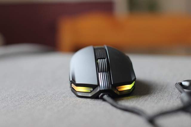 旗舰硬件、完美表现：贱驴RS3侍从三模鼠标体验