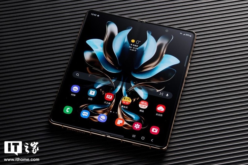 星空体育平台心系天下 W23 折叠屏手机体验：能长存 15 代是有原因的
