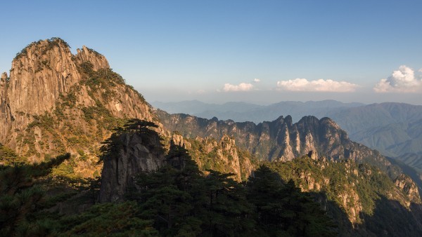 青春没有售价，黄山就在脚下。