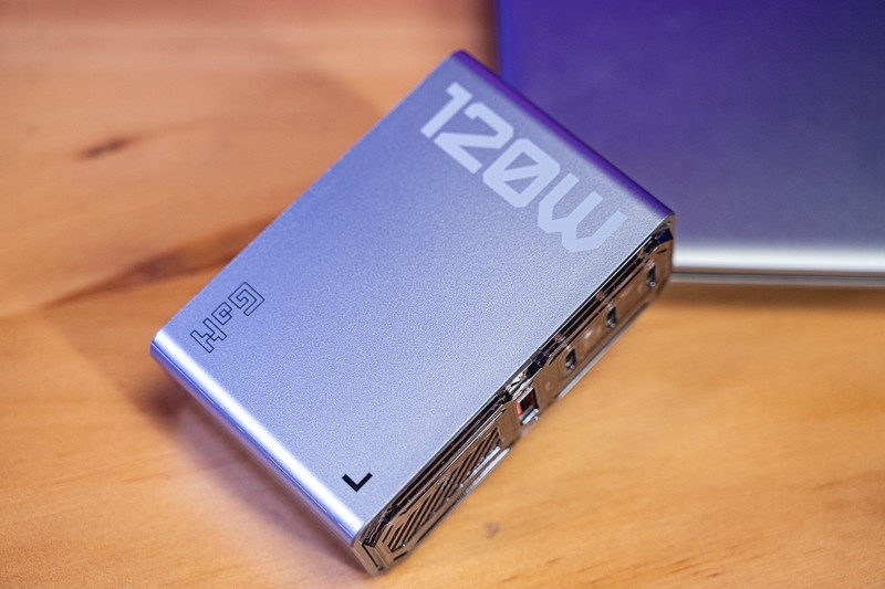 四口快充带飞两台本本，便携生产力工具，氘锋能量块120W氮化镓