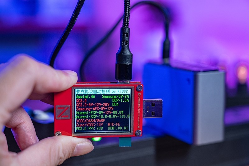 四口快充带飞两台本本，便携生产力工具，氘锋能量块120W氮化镓