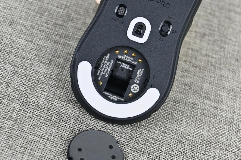 雷蛇眼镜蛇专业版无线游戏鼠标开箱试玩：中小手型杰作