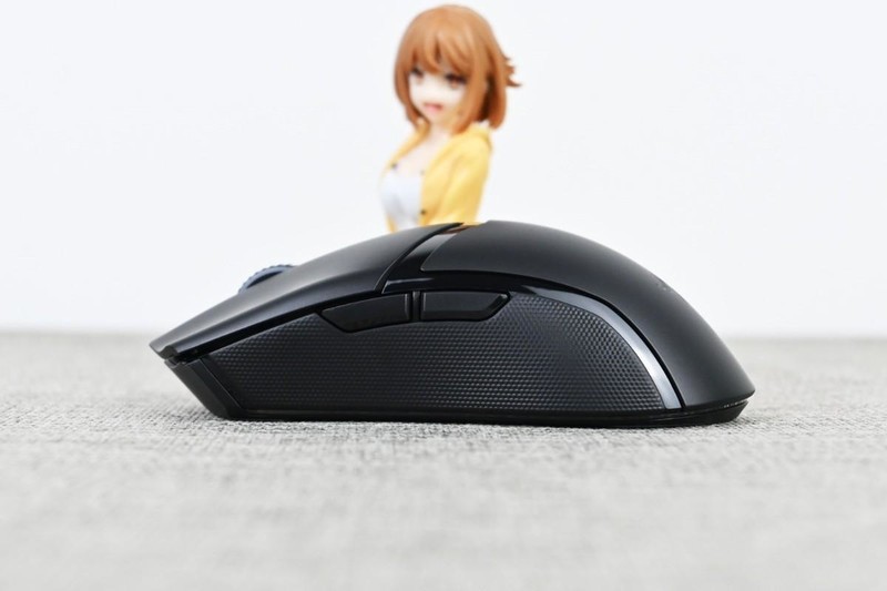 雷蛇眼镜蛇专业版无线游戏鼠标开箱试玩：中小手型杰作