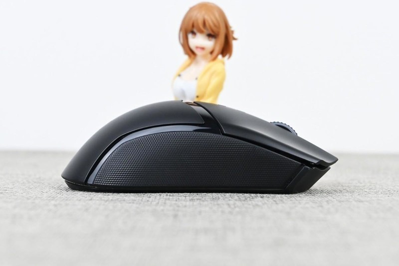 雷蛇眼镜蛇专业版无线游戏鼠标开箱试玩：中小手型杰作