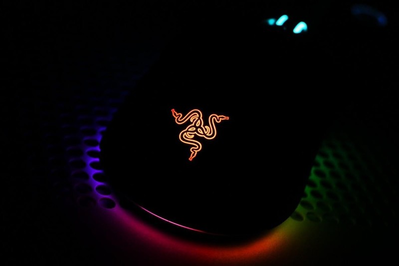 雷蛇眼镜蛇专业版无线游戏鼠标开箱试玩：中小手型杰作