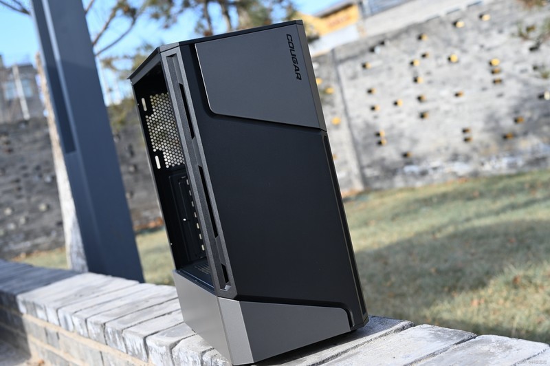 设计简约的骨伽双刃机箱，配上骨伽天吴T5散热器，真是装机好搭档