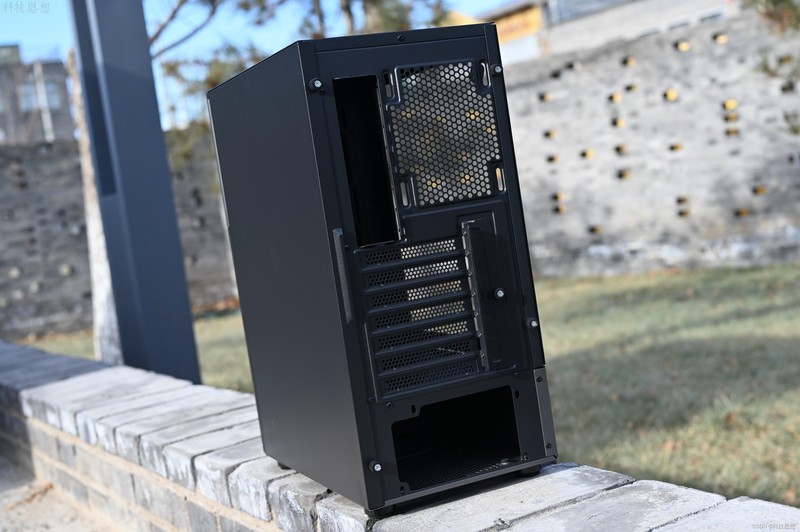 设计简约的骨伽双刃机箱，配上骨伽天吴T5散热器，真是装机好搭档