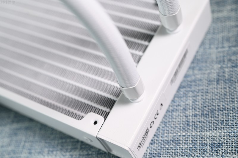 设计简约的骨伽双刃机箱，配上骨伽天吴T5散热器，真是装机好搭档