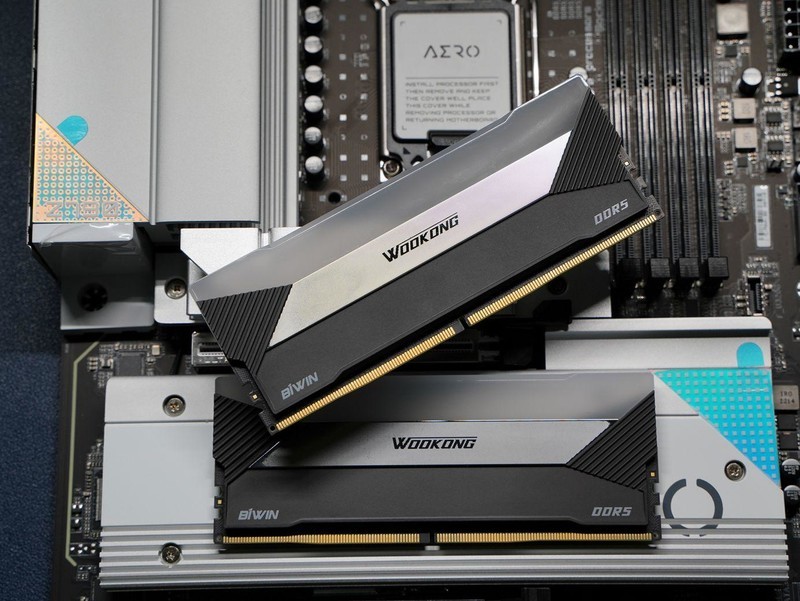 3倍RGB发光面积 能超8000MHz 佰维存储WOOKONG DX100内存评测