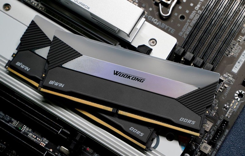 3倍RGB发光面积 能超8000MHz 佰维存储WOOKONG DX100内存评测