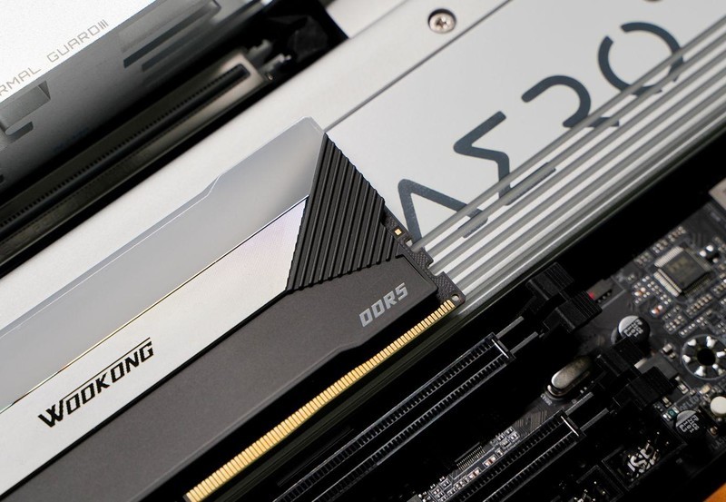 3倍RGB发光面积 能超8000MHz 佰维存储WOOKONG DX100内存评测