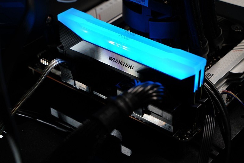 3倍RGB发光面积 能超8000MHz 佰维存储WOOKONG DX100内存评测