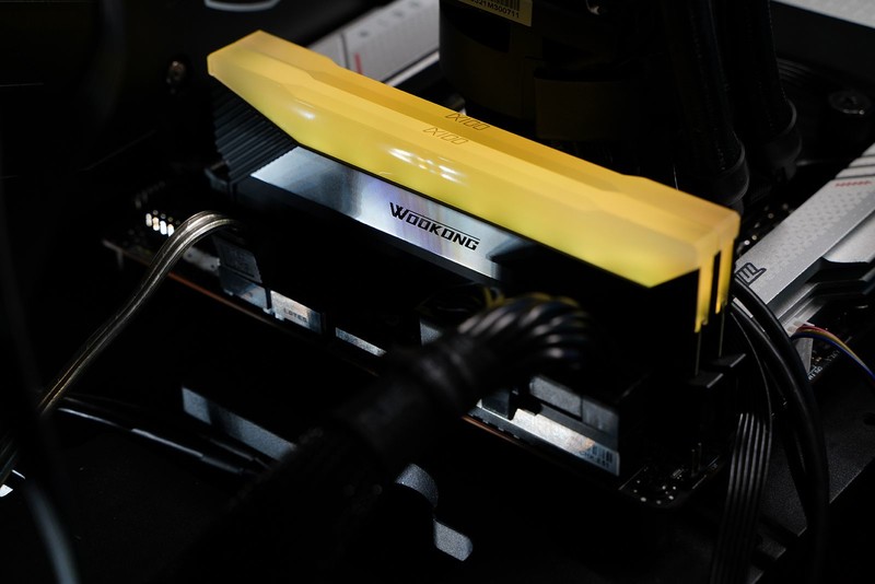 3倍RGB发光面积 能超8000MHz 佰维存储WOOKONG DX100内存评测