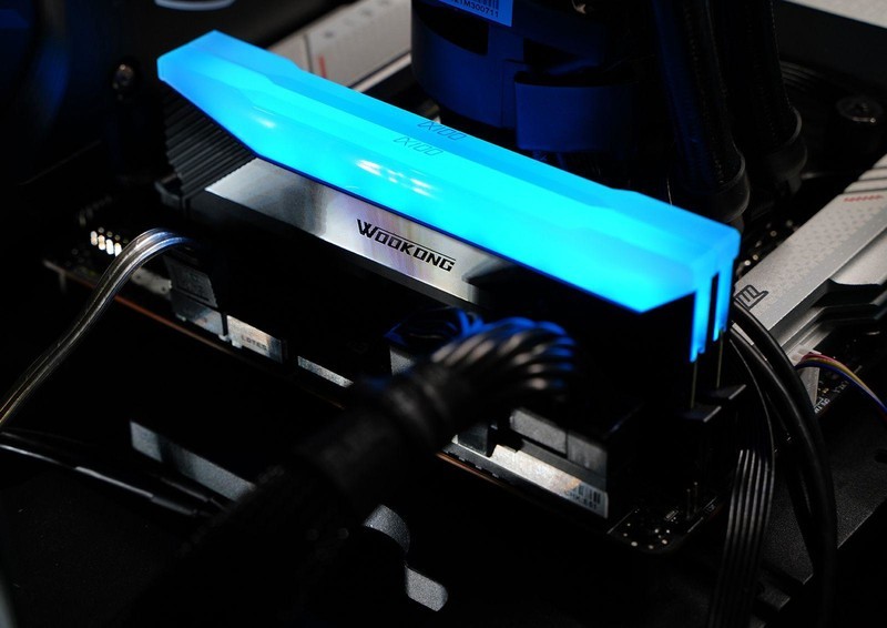 3倍RGB发光面积 能超8000MHz 佰维存储WOOKONG DX100内存评测