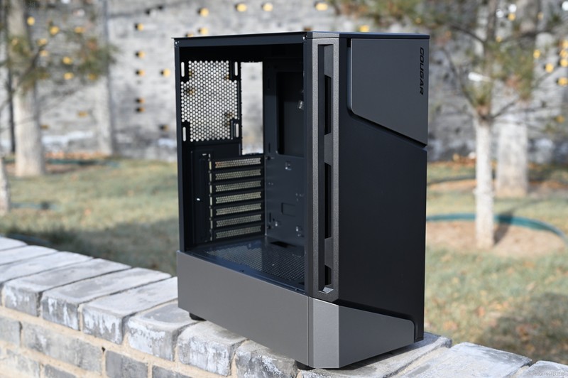 设计简约的骨伽双刃机箱，配上骨伽天吴T5散热器，真是装机好搭档