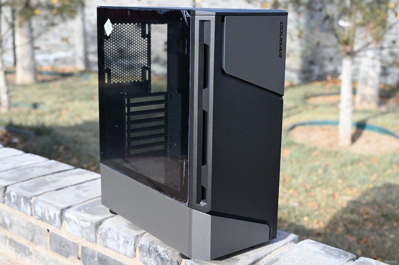 设计简约的骨伽双刃机箱，配上骨伽天吴T5散热器，真是装机好搭档