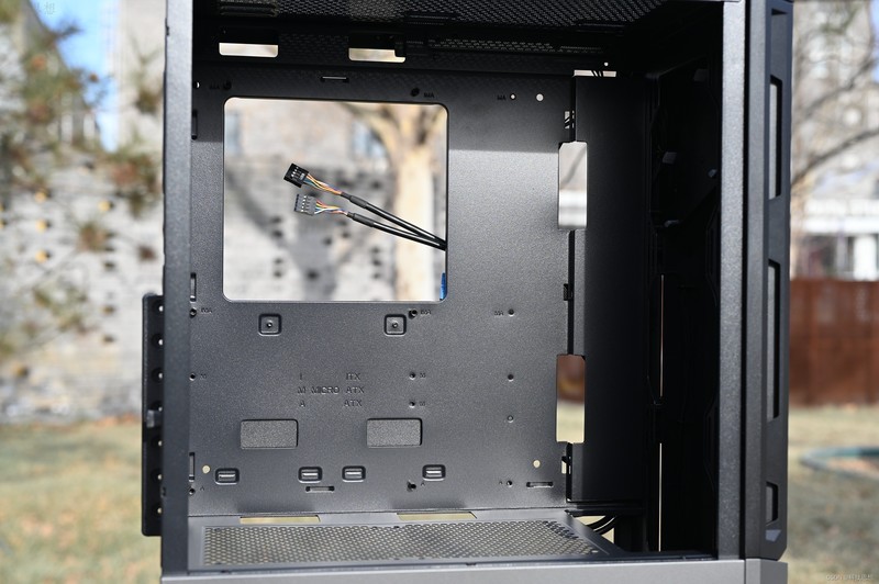 设计简约的骨伽双刃机箱，配上骨伽天吴T5散热器，真是装机好搭档