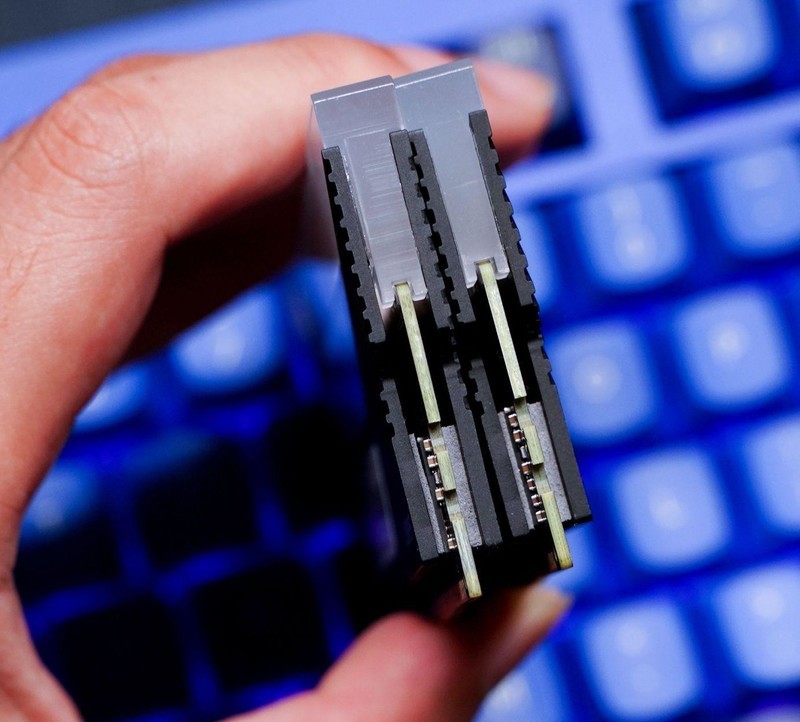 3倍RGB发光面积 能超8000MHz 佰维存储WOOKONG DX100内存评测