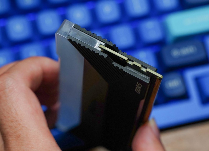 3倍RGB发光面积 能超8000MHz 佰维存储WOOKONG DX100内存评测